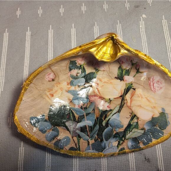 DECOUPAGE CLAM SHELL DECOUPAGE FLOWERS ON A CLAM SHELL TRINKET DISH - Picture 8 of 11